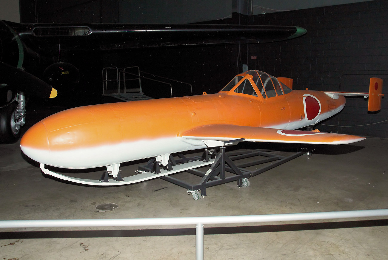 Yokosuka MXY7-K1 Ohka - Trainerversion des Kamikaze-Flugzeugs mit Landekufe, Landeklappen und Wasserballast