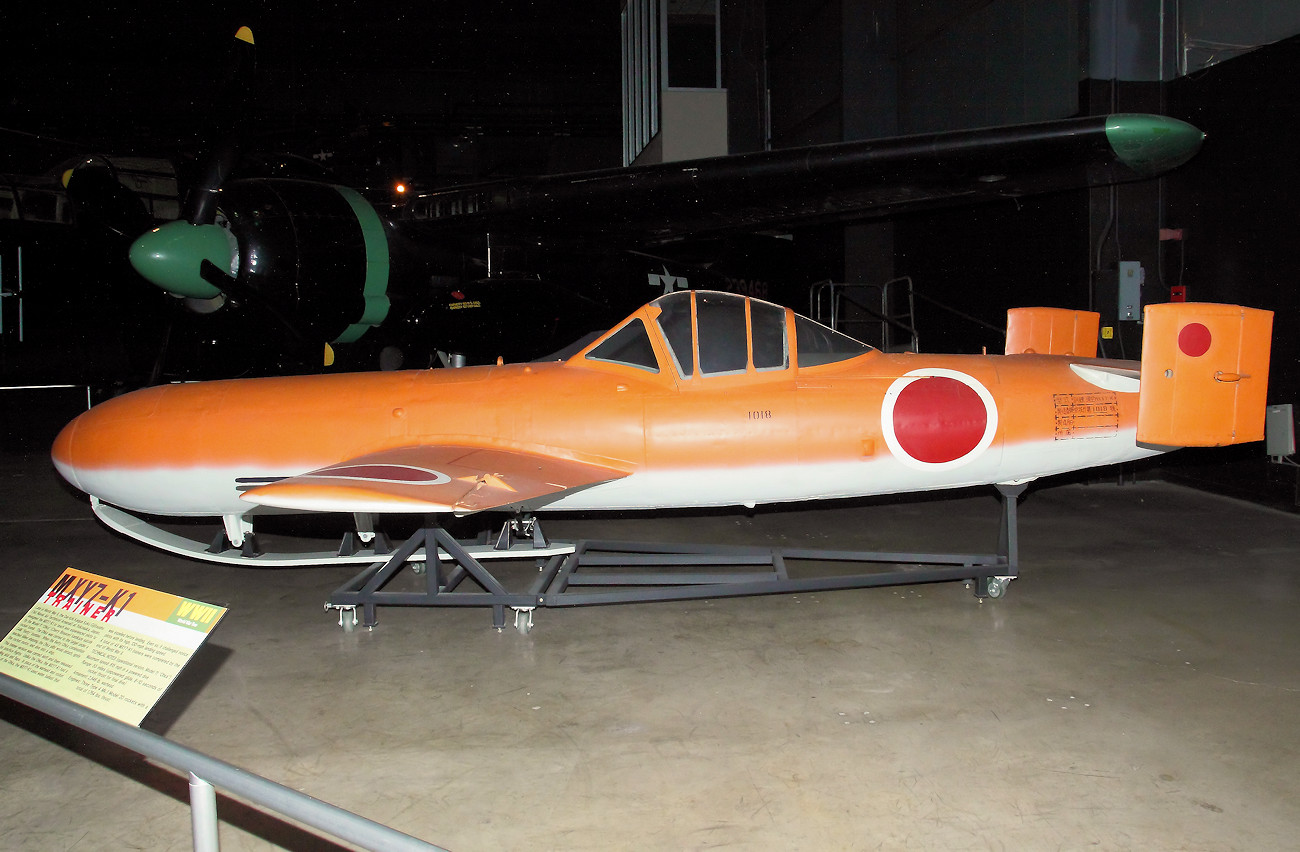 Yokosuka MXY7-K1 - Trainerversion des Kamikaze-Flugzeugs mit Landekufe, Landeklappen und Wasserballast