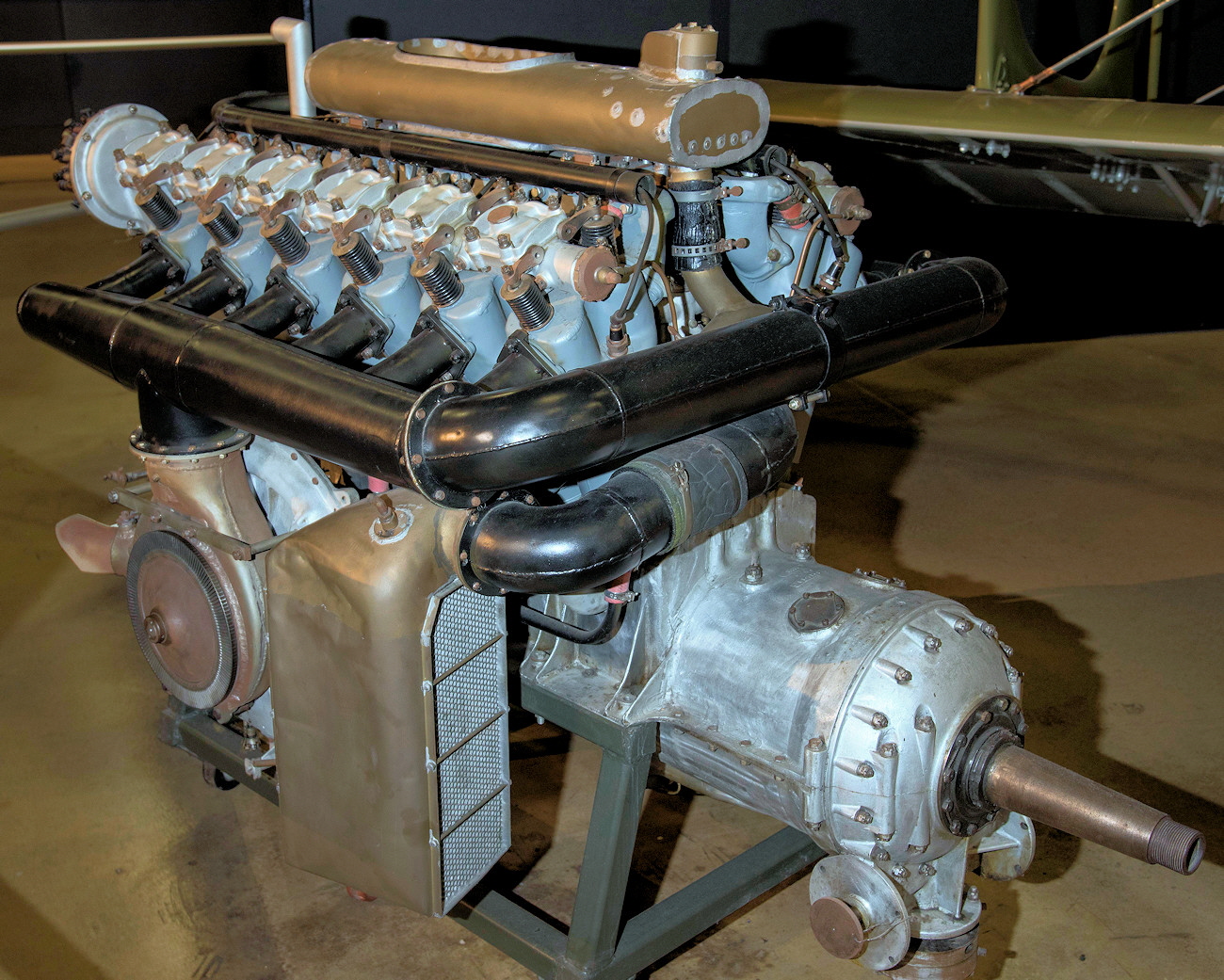 Liberty L-12, flüssigkeitsgekühlter V12-Motor mit 425 PS