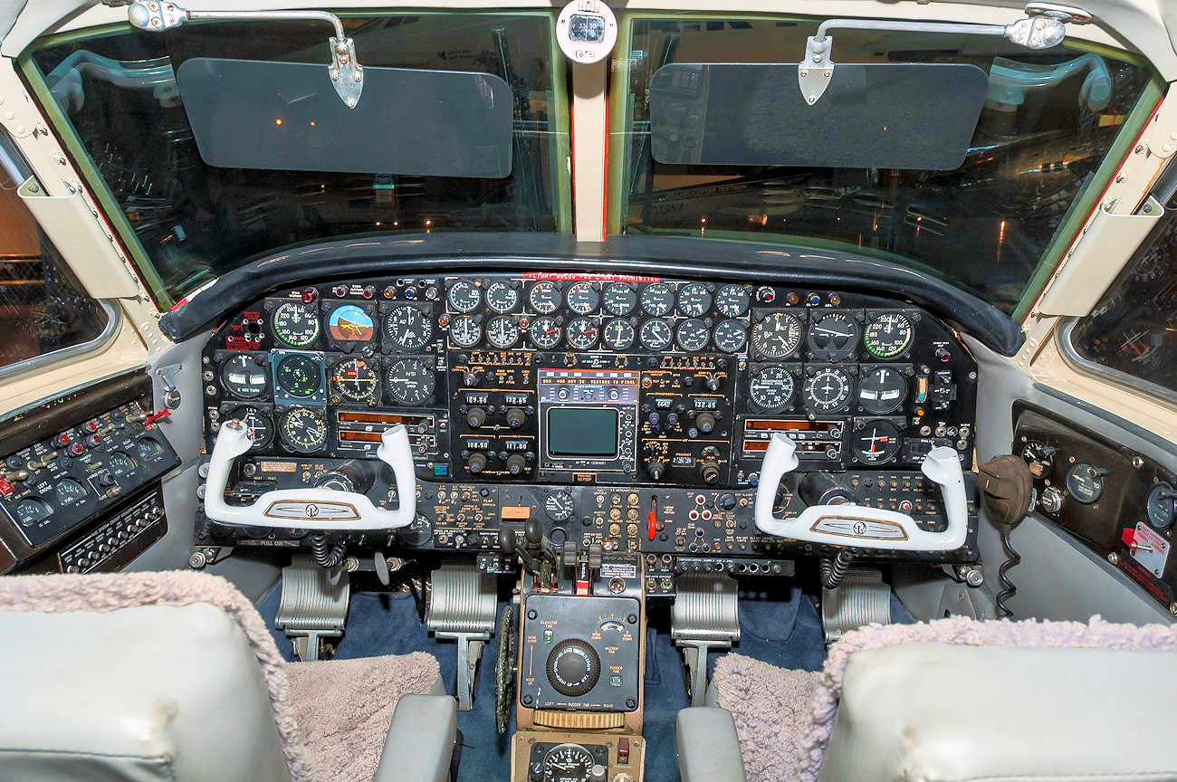 Beechcraft King Air 65-90 - Cockpit