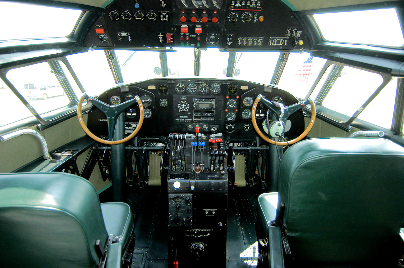 Boeing 307 Stratoliner - Cockpit