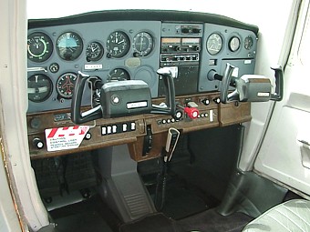 Cessna 152 Aerobat - Cockpit