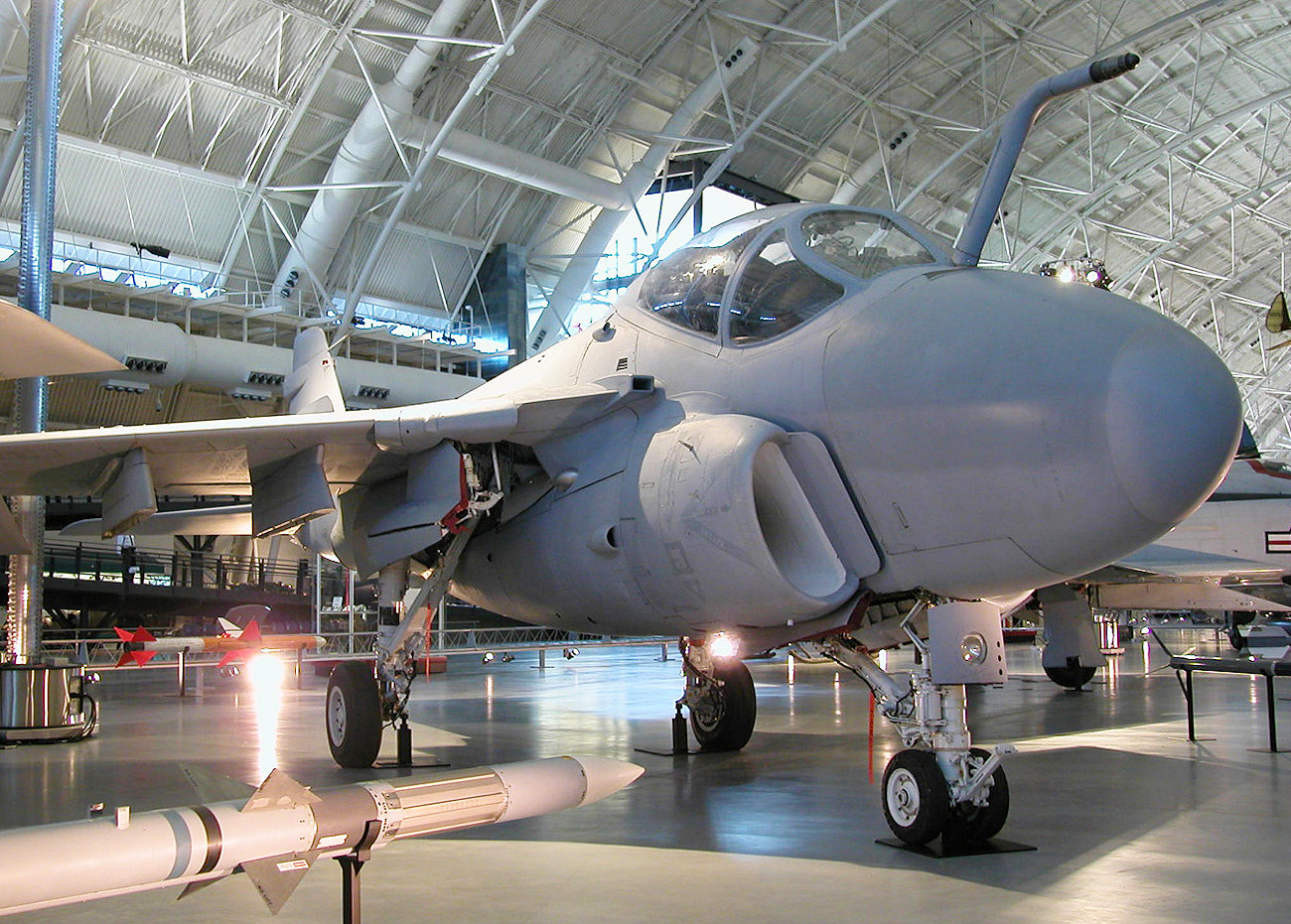 Grumman A-6E Intruder - doppelsitziges Angriffsflugzeug der US-Marine