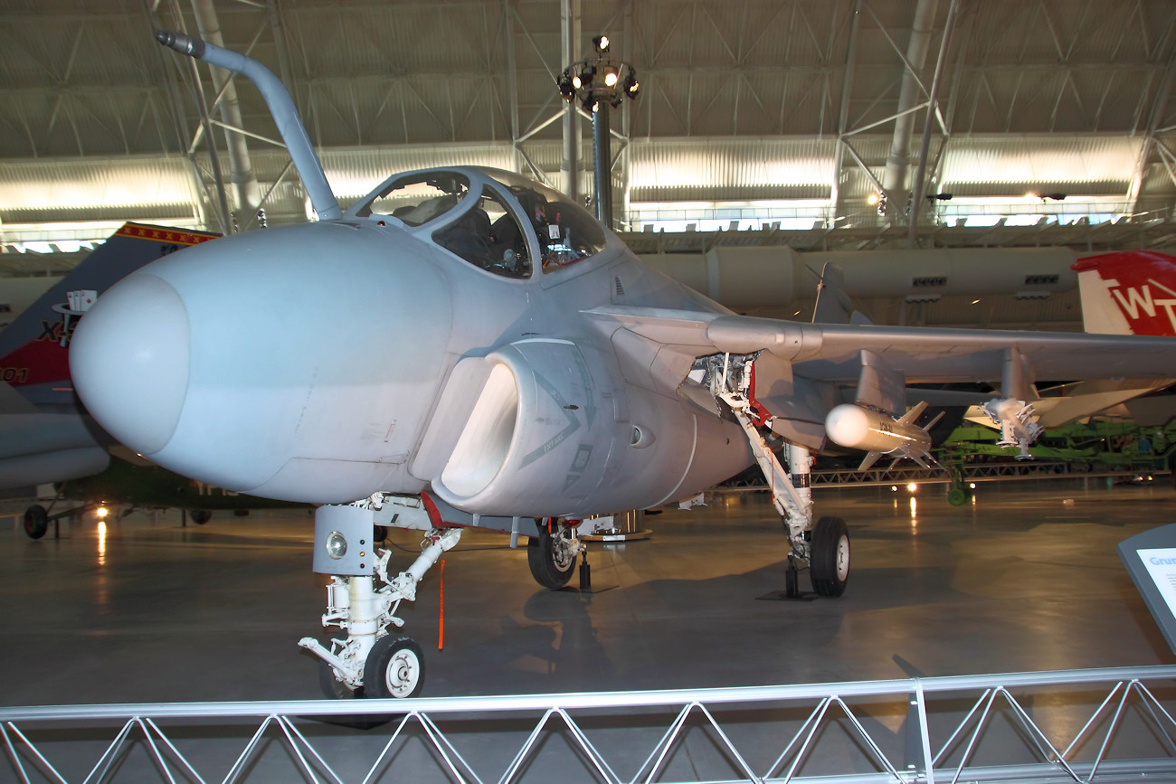 Grumman A-6E Intruder - Kampfflugzeug