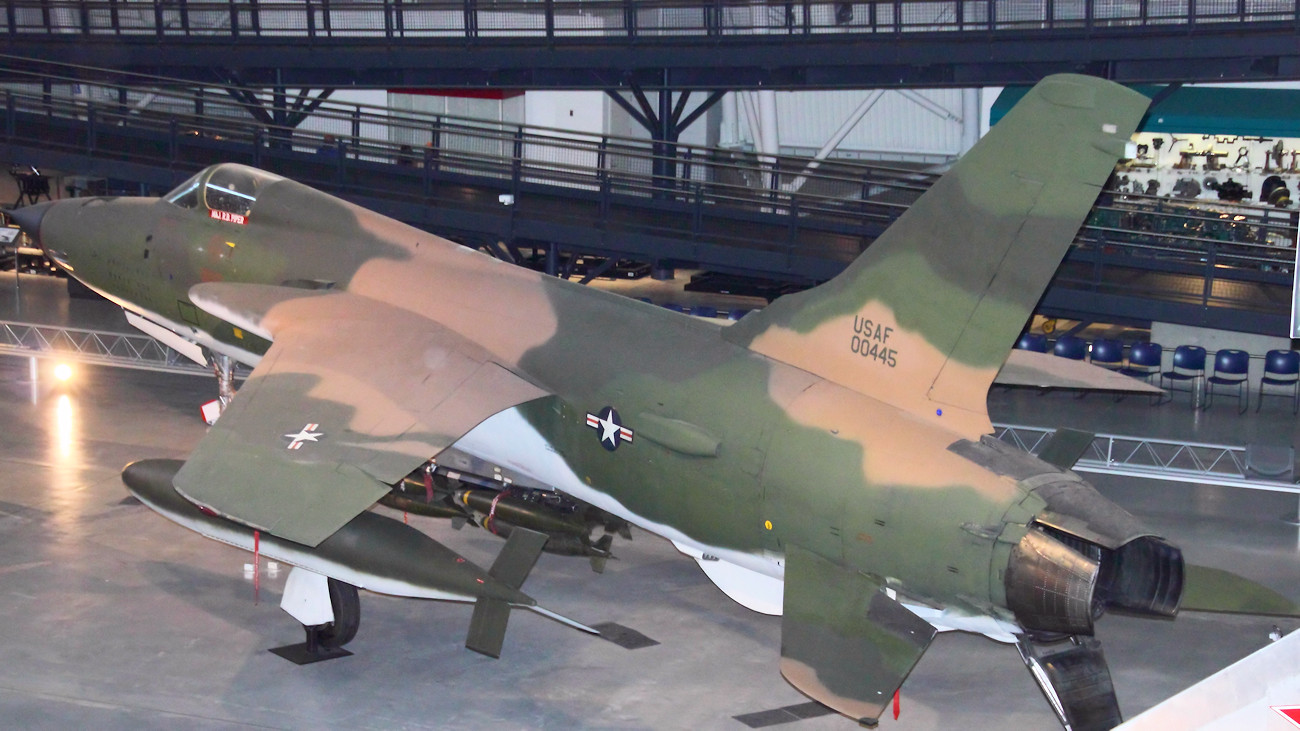Republic F-105D Thunderchief - Leitwerk