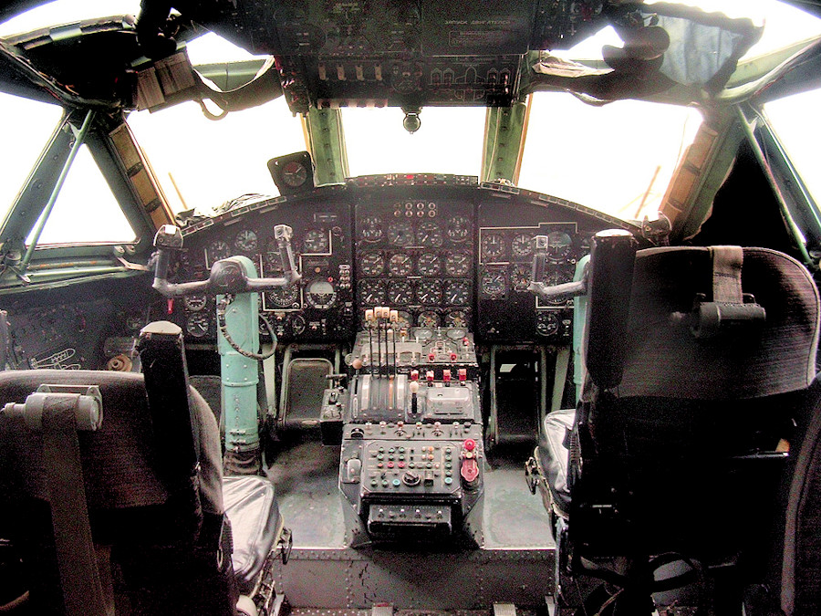 Antonov An-22 - Cockpit