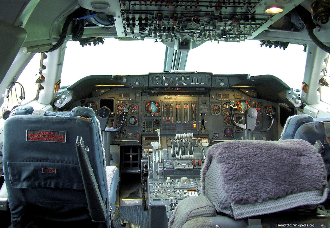 Boeing 747-200 Cockpit