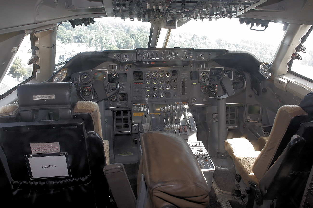 Boeing 747 Cockpit