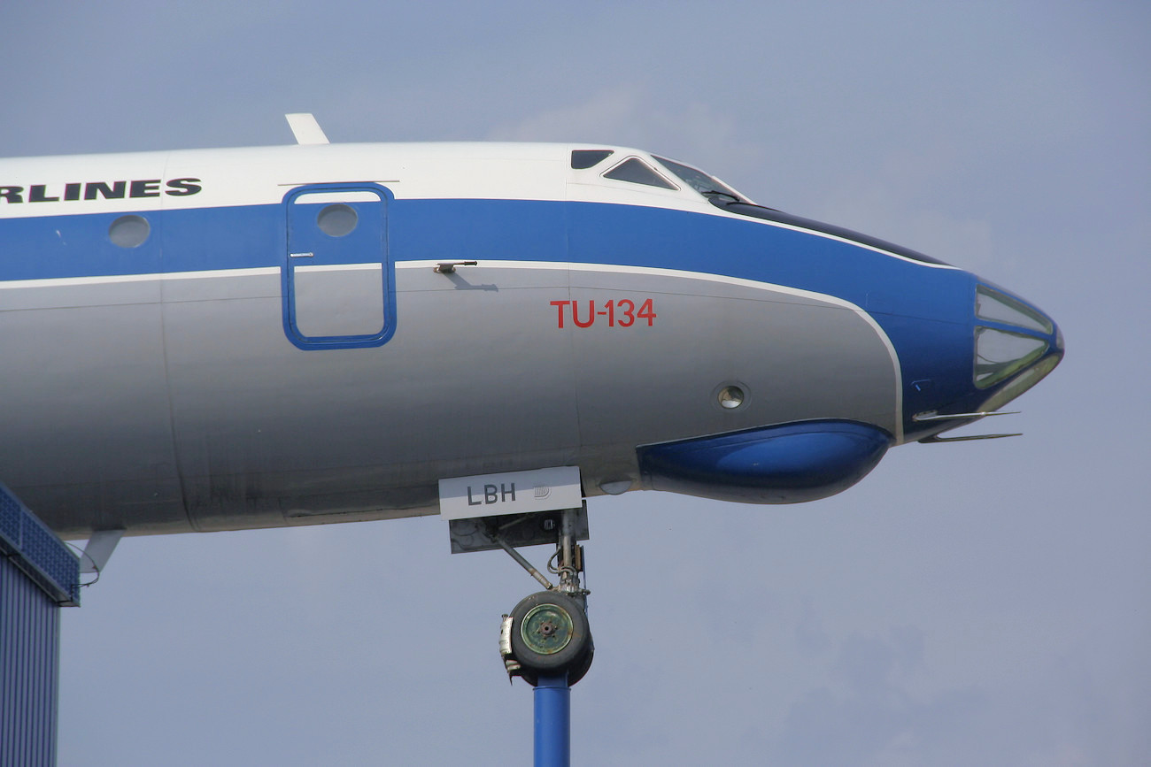 Tupolev TU-134 Passagierflugzeug mit Bomberbug