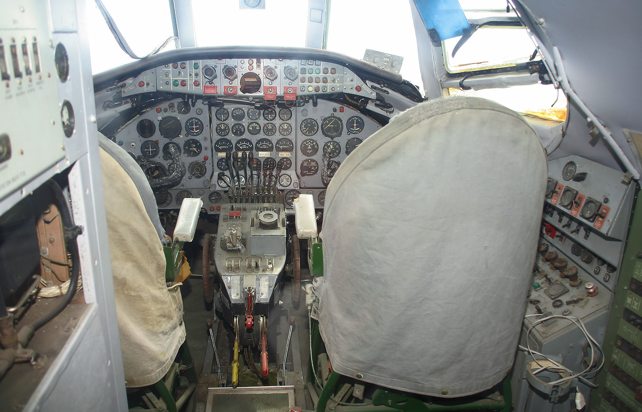 Vickers Viscount 800 - Cockpit