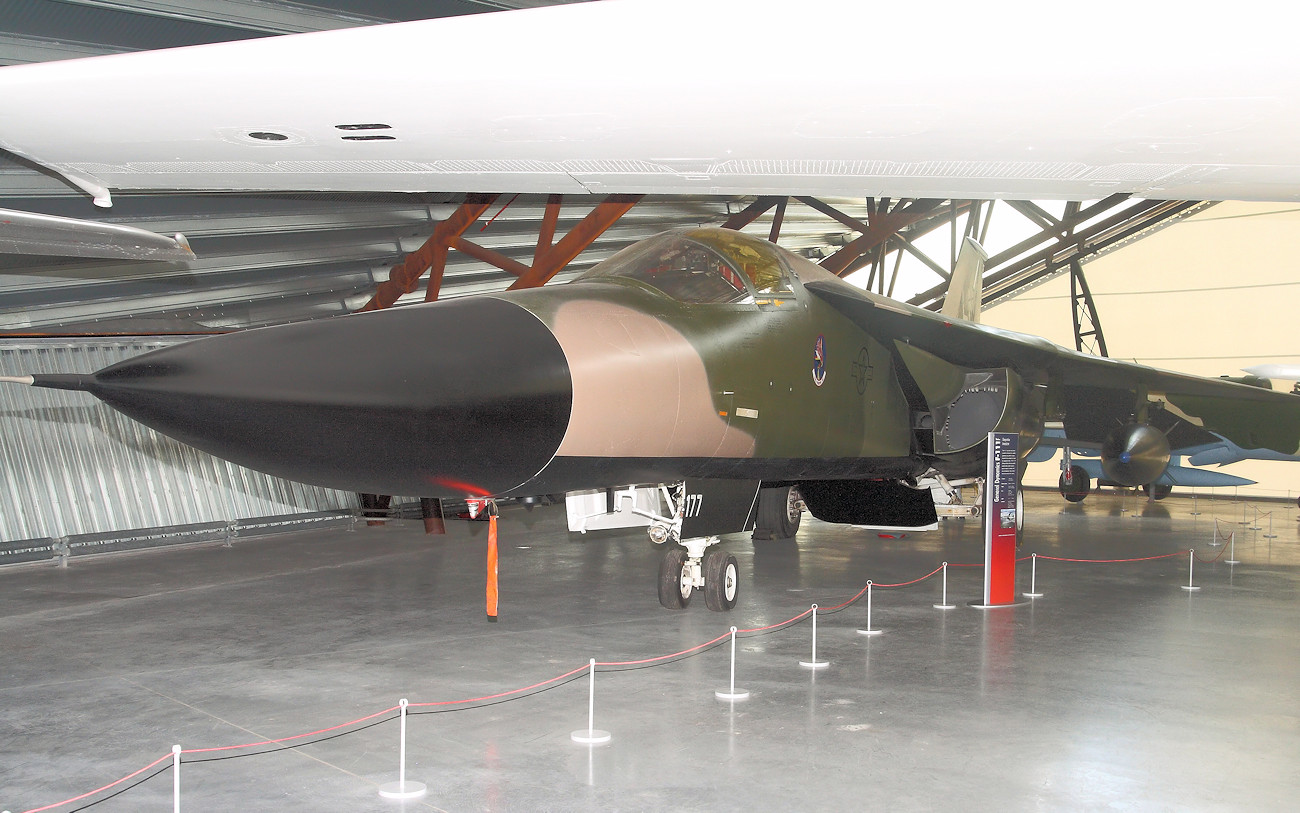 General Dynamics F-111 Schwenkflügel-Kampfflugzeug