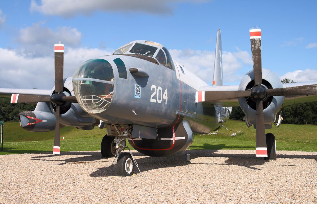 Lockheed P-2 Neptune - hat 2 Sternmotore und 2 Strahltriebwerke