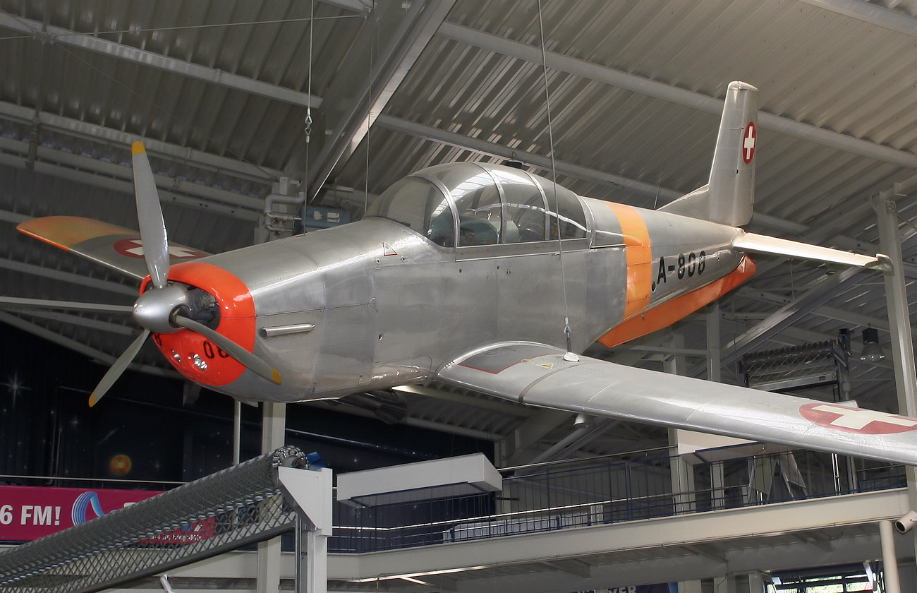 Pilatus P3 - Schulflugzeug als Tiefdecker in Ganzmetallbauweise und einziehbarem Fahrwerk