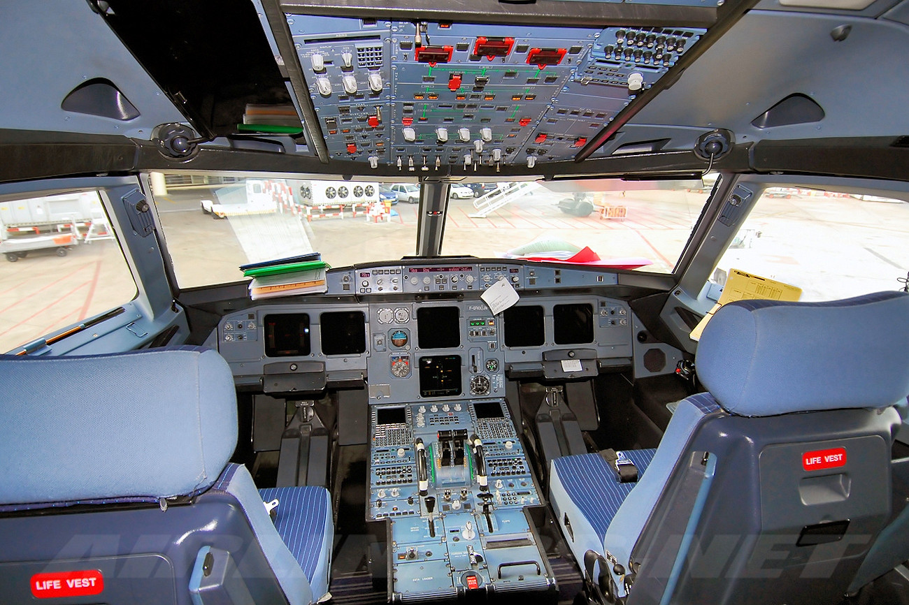 Airbus A320-211 - Cockpit