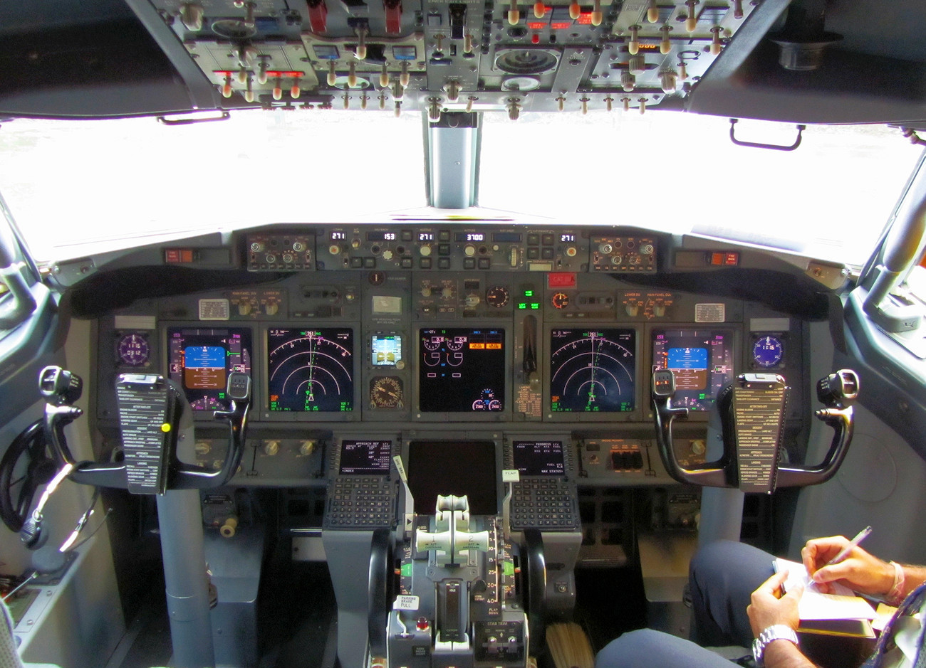 Boeing 737-800 - Cockpit der 737-800