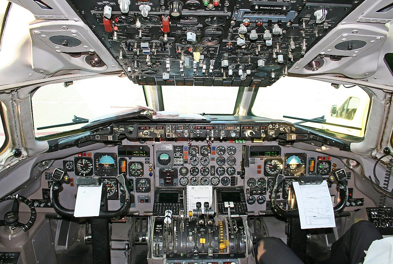 McDonnell Douglas MD-82 - Cockpit